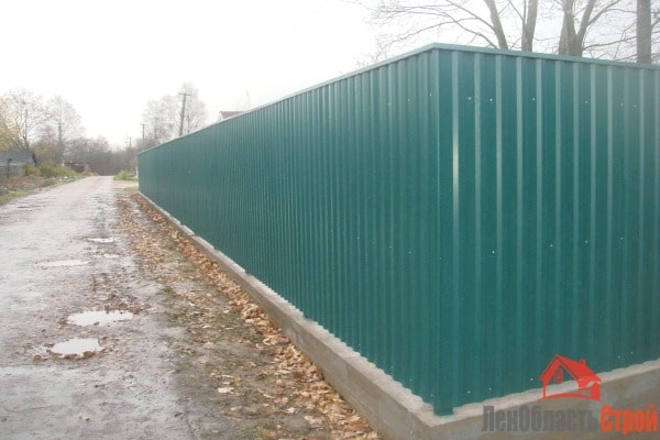 Забор на бетонной ленте