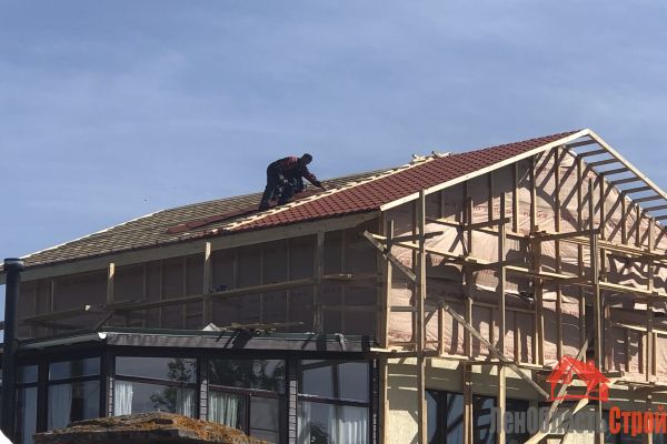 Ремонт двухскатной крыши при строительстве мансардного этажа